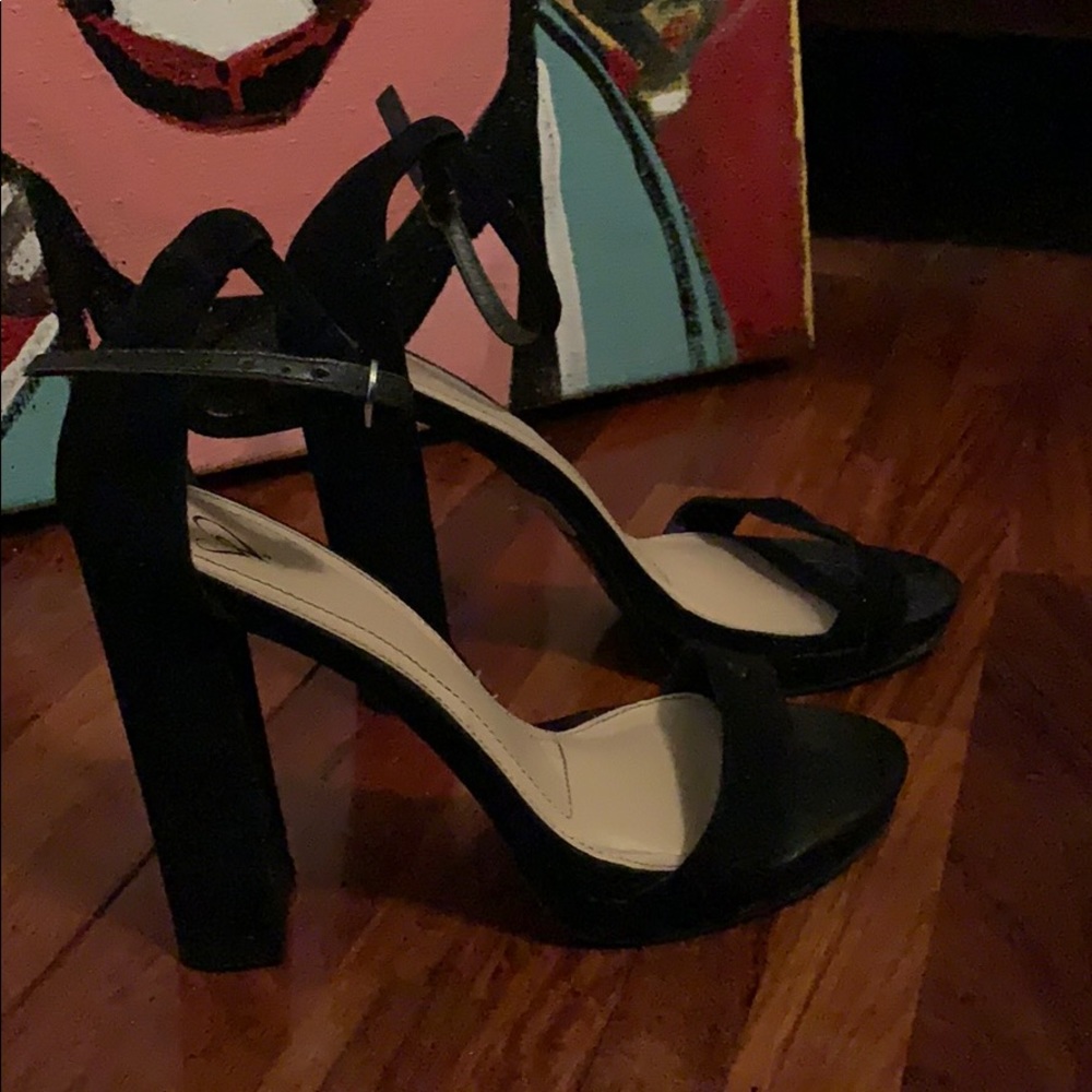 Simple black heel - Picture 2 of 3